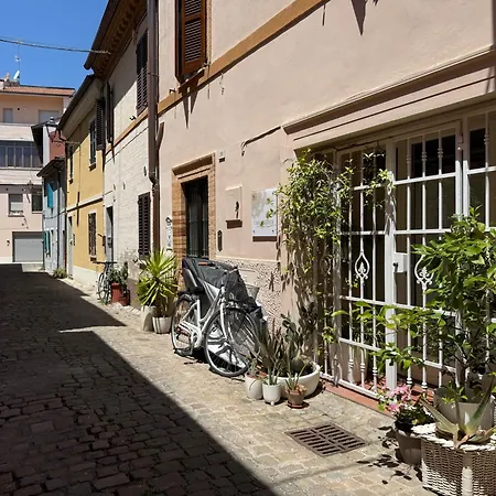 F015 - Fano, Monolocale In Pieno Centro Con Aria Condizionata Διαμέρισμα
